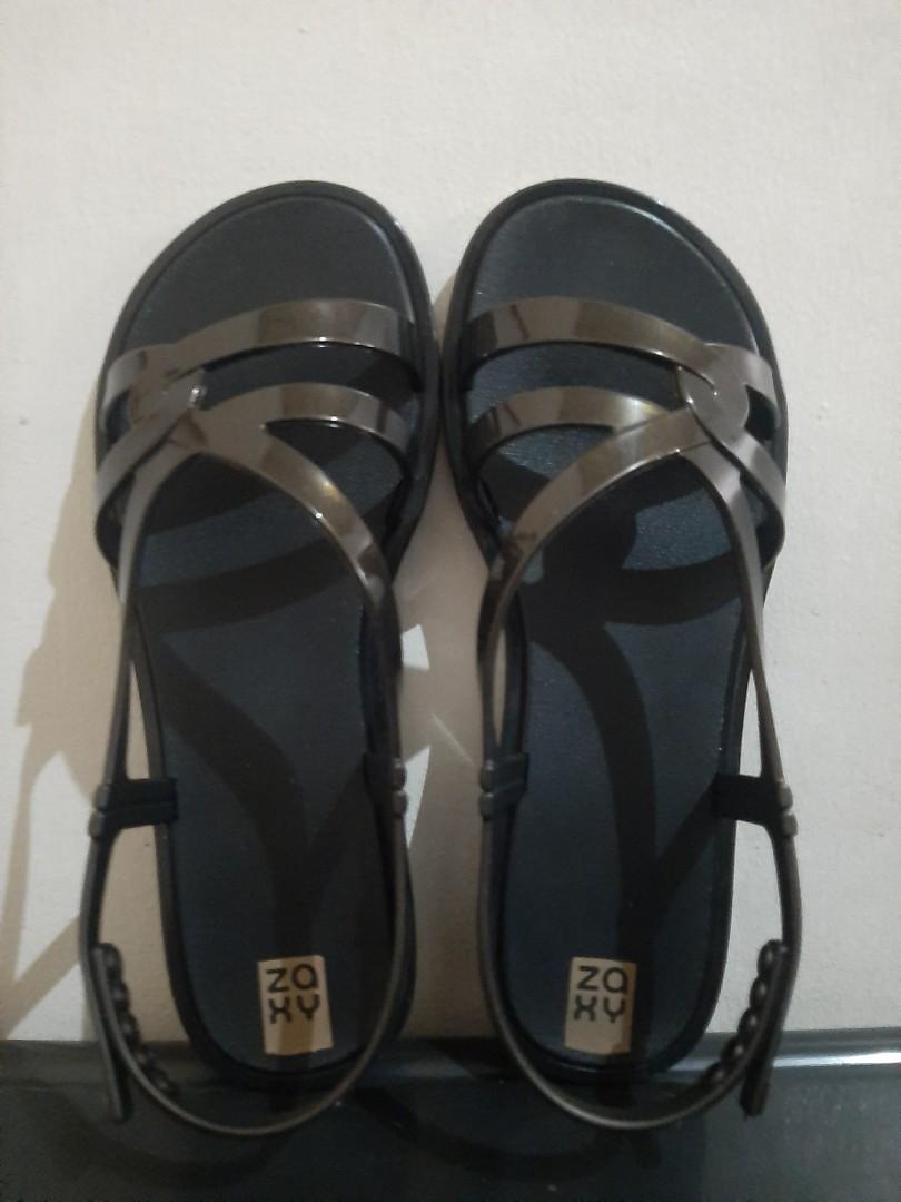 Zaxy Sandals (Category: Flats & Sandals) located in Quezon City. Submitted by rivca13 (Listing ID 1091210161, Image 1). Description: Zaxy (Black with Brown or Gold} Originally at 1,795 as shown in the picture Price is negotiable. Size: 5.
