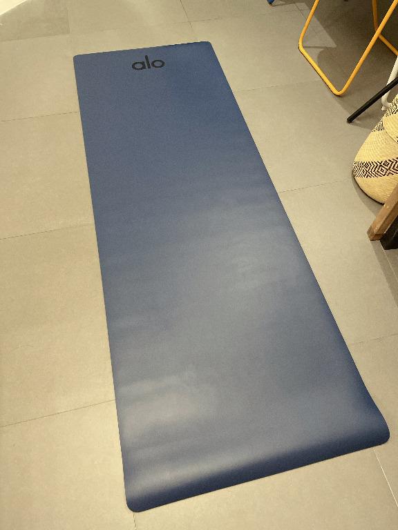 Alo warrior yoga mat smoky quartz 瑜伽墊連strap, 運動產品, 運動與健身, 運動與健身- 運動地墊-  Carousell