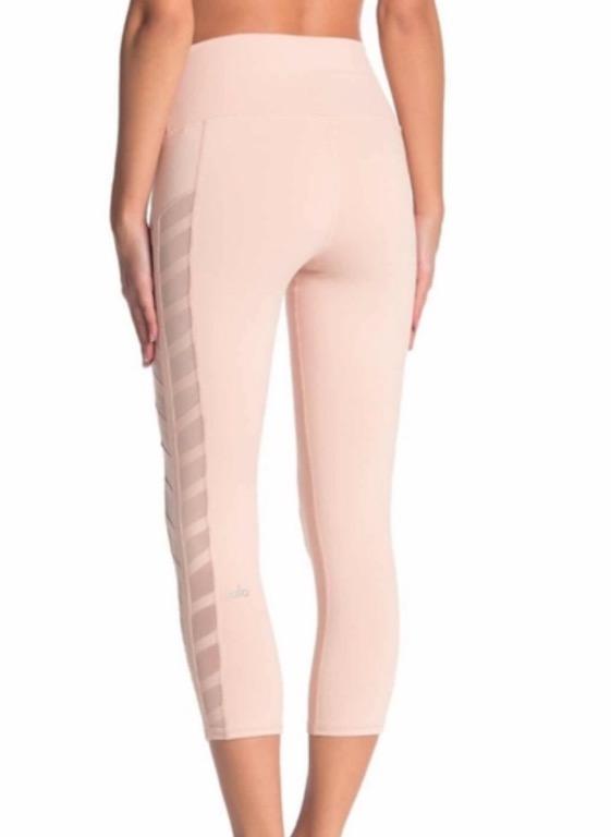 Alo Yoga Chevron Capri in Nectar in Size XS Women s Fashion