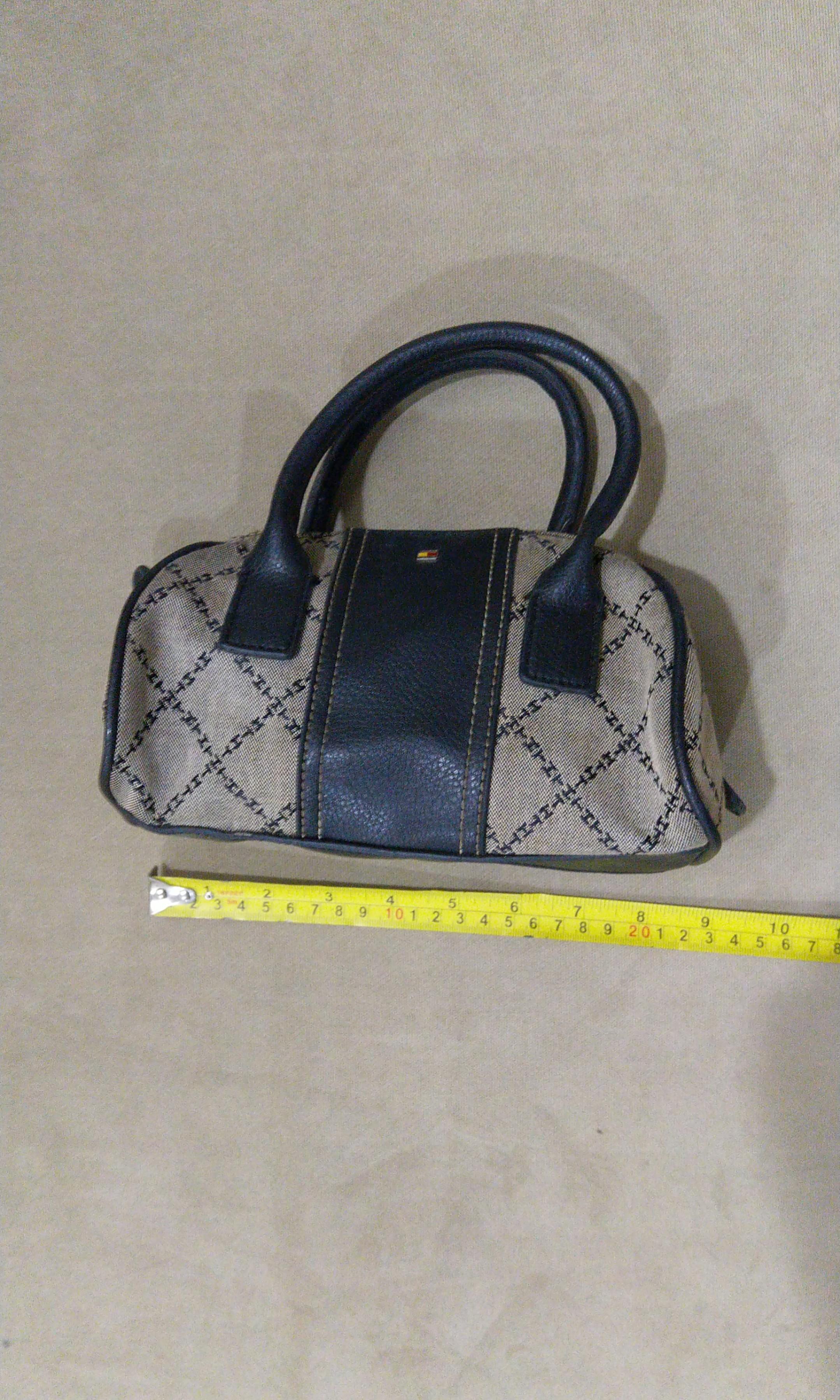 Authentic Tommy Hilfiger bag (Category: Purses & Pouches) located in Manila. Submitted by mediumcloset (Listing ID 1101821063, Image 1). Description: Original and authentic Tommy Hilfiger bag from the US given as a gift. You can have the authenticity checked in a store or specialist if you want. Flaws: Needs cleaning, the real color is gray it looks a bit beige due to age. inner straps are fraying, but from the outside it's not noticeable. Bag re