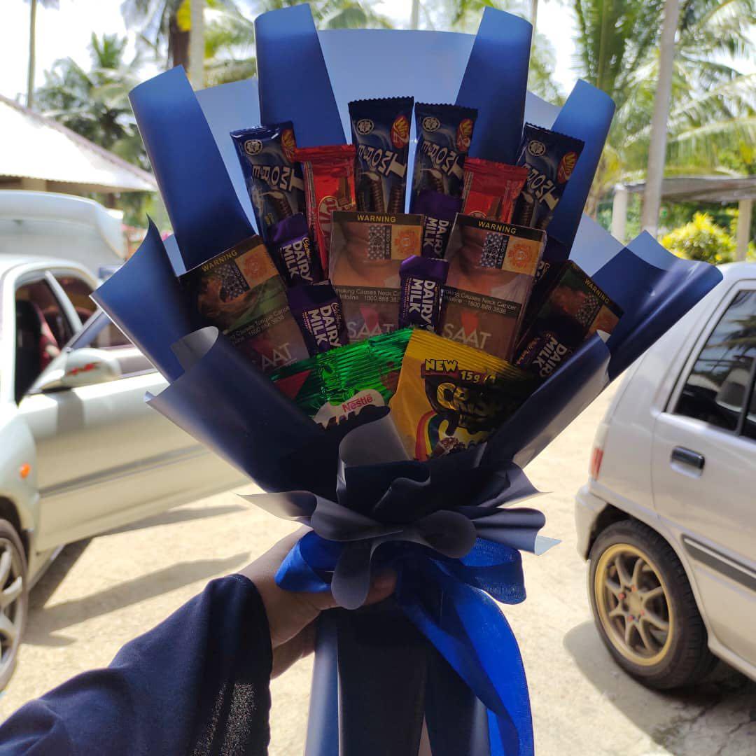 Chocolate Bouquet Gift Box, Hobbies & Toys, Stationery & Craft, Handmade  Craft on Carousell