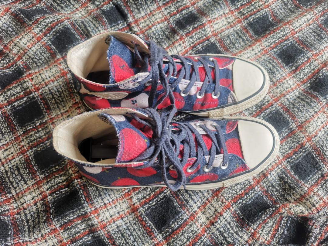 Converse discount apple print