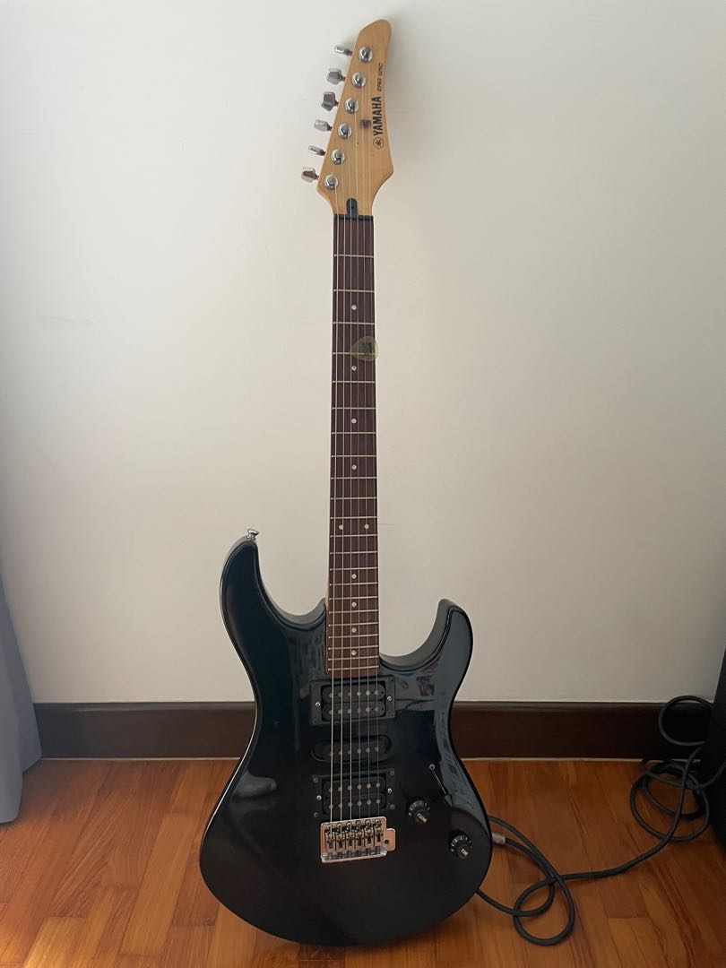 Electric Guitar Yamaha ERG 121C + vox amplifier, Hobbies & Toys, Music