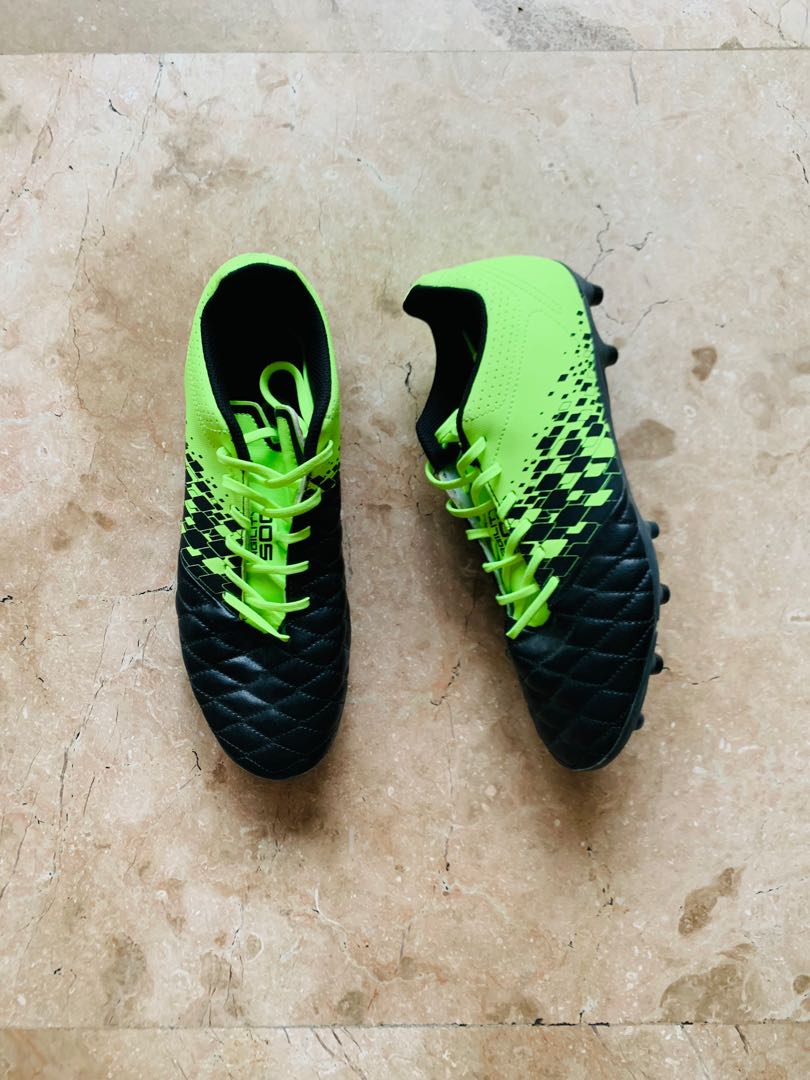 Kipsta Football Shoes, Men's Fashion, Activewear on Carousell