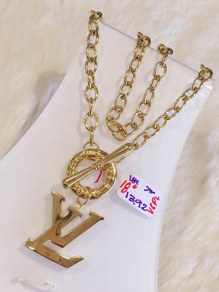 LV Pendant Paperclip Necklace, Women's Fashion, Jewelry & Organizers,  Necklaces on Carousell