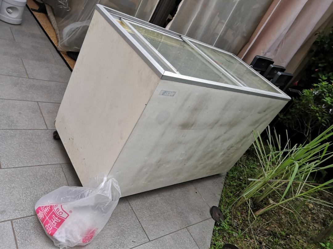 Chest type deep freezer with glass sliding top, 家庭電器, 廚房電器, 酒窖及存倉