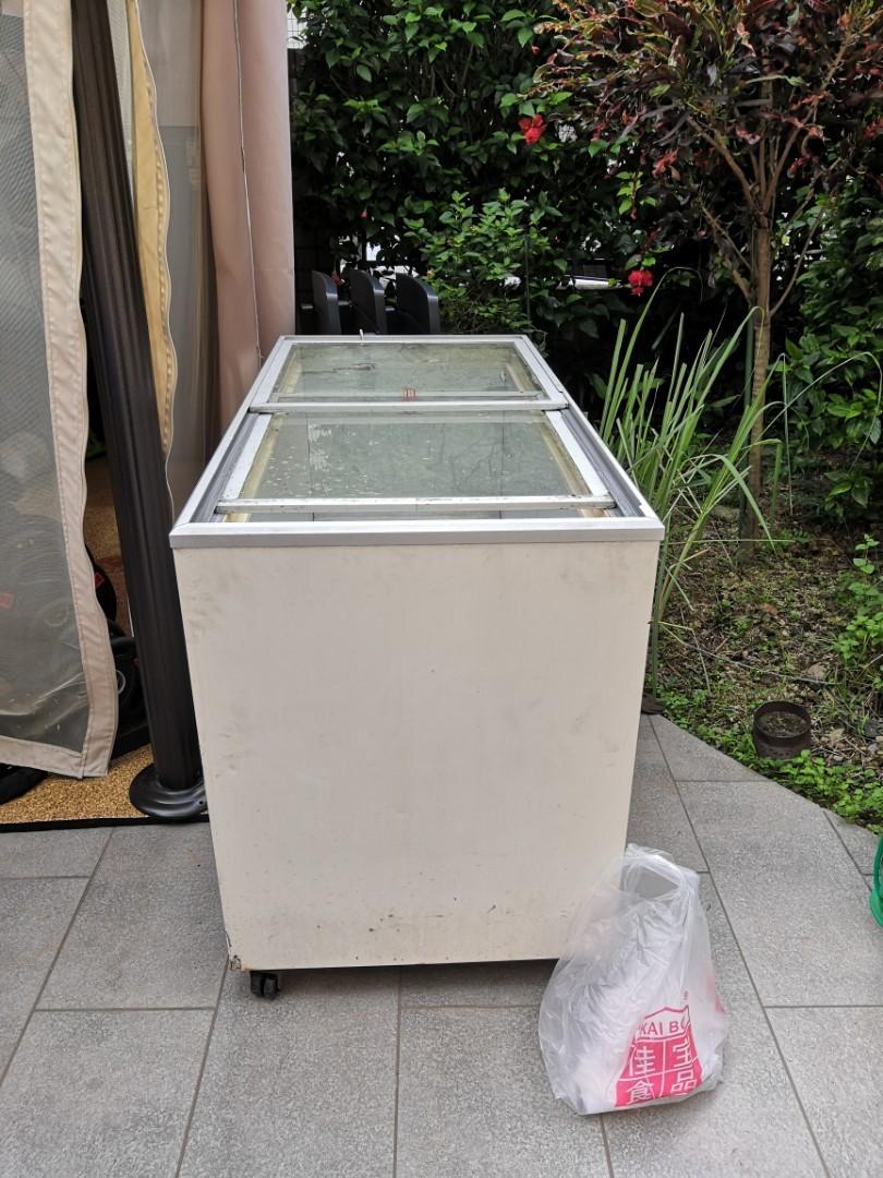Chest type deep freezer with glass sliding top, 家庭電器, 廚房電器, 酒窖及存倉