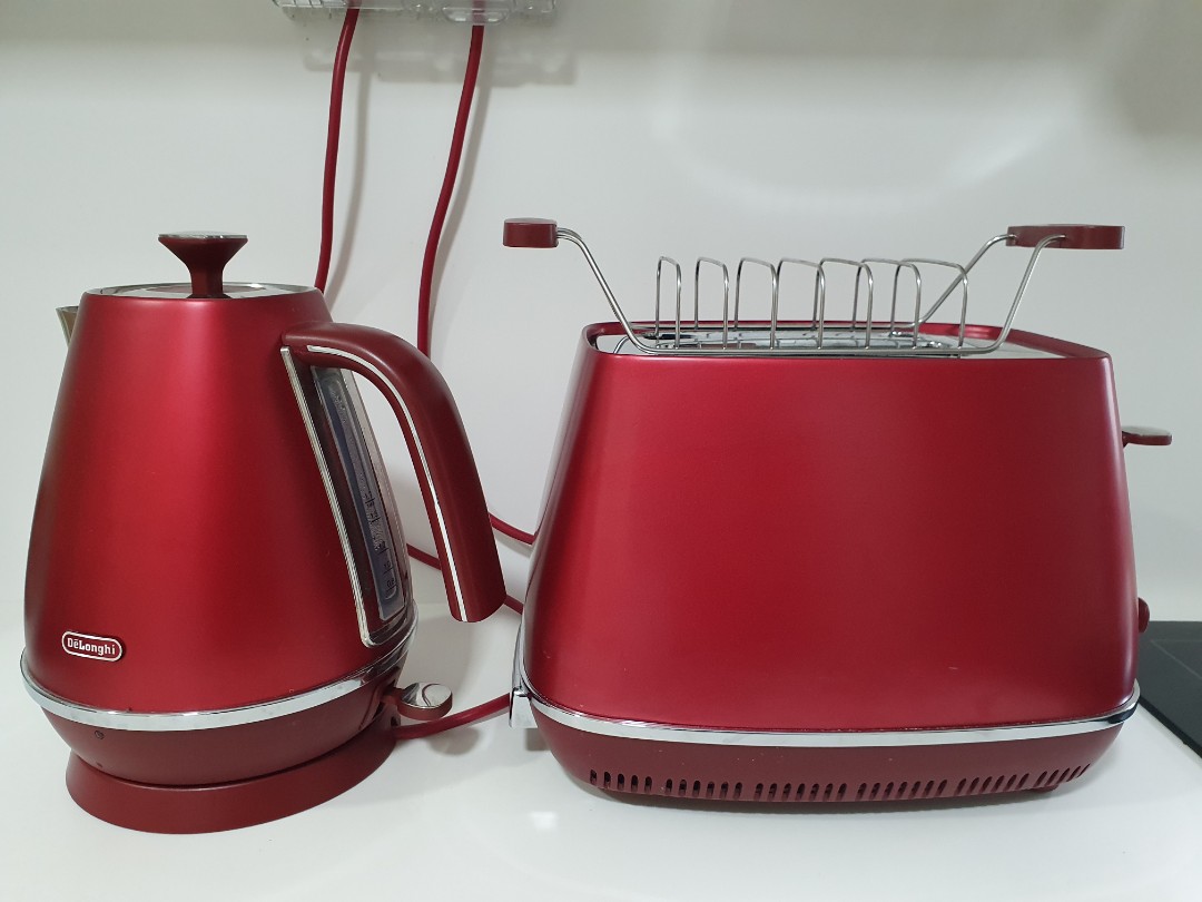 Our stylish red Delonghi kettle and toaster will brighten any