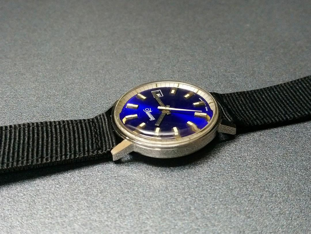 Eberhard Automatic （分類：手錶）位於 Hong Kong。 由 zenstone_4dd86a 提交（商品編號 1098061111，圖片 2）。簡介： 70 年代自動EBERHARD 35mm w/o crown 放射籃面,非原裝帶扣 水晶面殘舊有崩 準時行走 誠意留電 謝！。