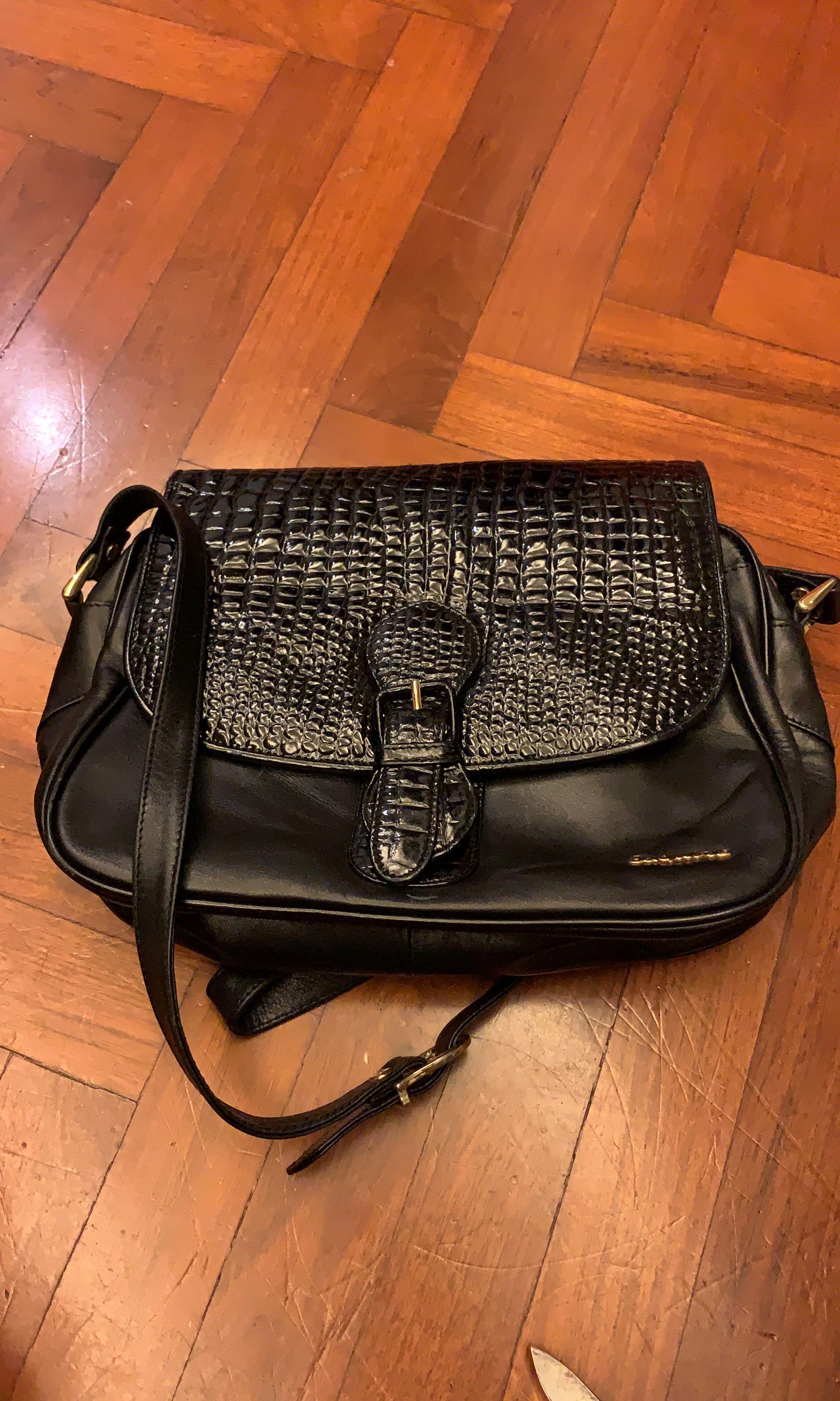 Esquire sling bag