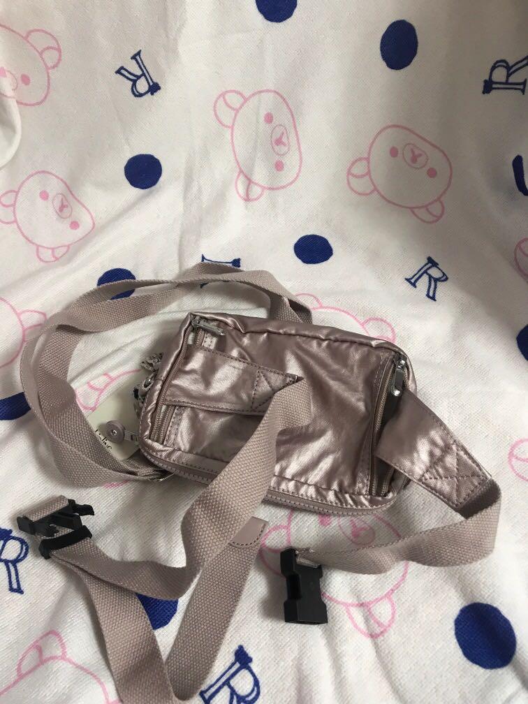 kipling （分類：長銀包）位於 Hong Kong。 由 wilddolphin.551077 提交（商品編號 1098200960，圖片 3）。簡介： 買返黎沒用過 有多格 。