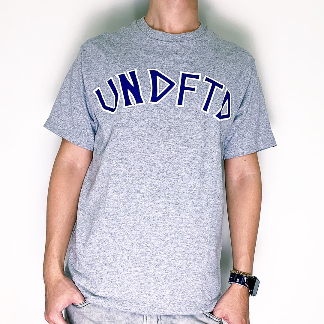 UNDEFEATED UNDFTD LOGO TEE 基本款 素色 休閒 短袖 短T 藍LOGO 灰色 M號 #HAPPY