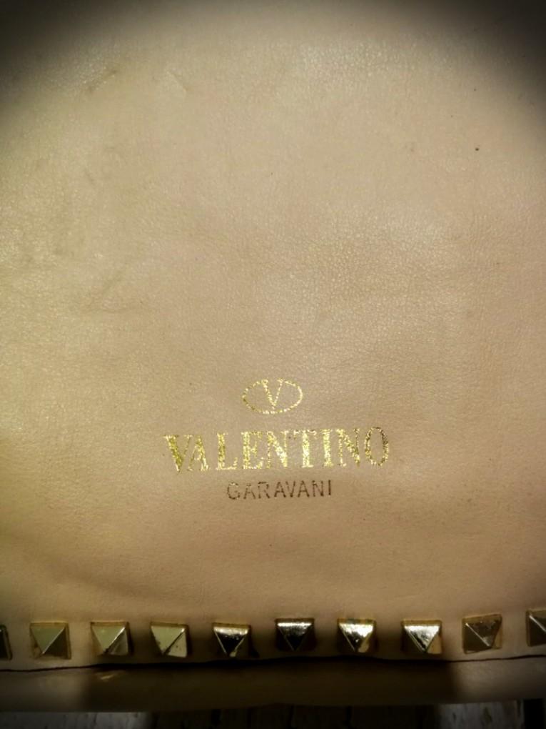 Valentino Garavani studded tote (Category: Shoulder Bags) located in Quezon City. Submitted by fortunebasket (Listing ID 1098109376, Image 2). Description: No code. Details and condition of the bag is posted. Gold hardware, pure leather, light pink Studs are intact. Minor scratches Self authentication is advised..