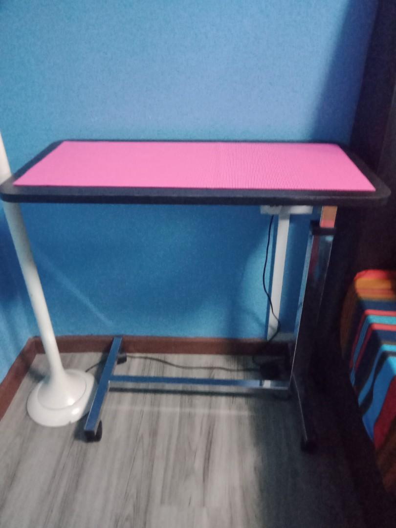Adjustable table (Category: Tables & Sets) located in Singapore. Submitted by fishtankmover (Listing ID 1102058612, Image 1). Description: very solid metal condition 9/10 size :30cm x 70cm.