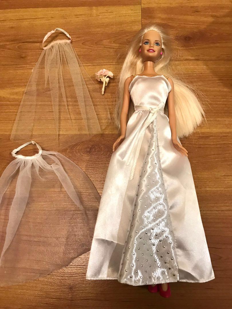 Barbie Fashion Pack: Bridal Outfit Doll with Wedding Dress, Veil, Shoes,  Necklace, Bracelet & Bouquet, Gift for Kids 3 to 8 Years Old