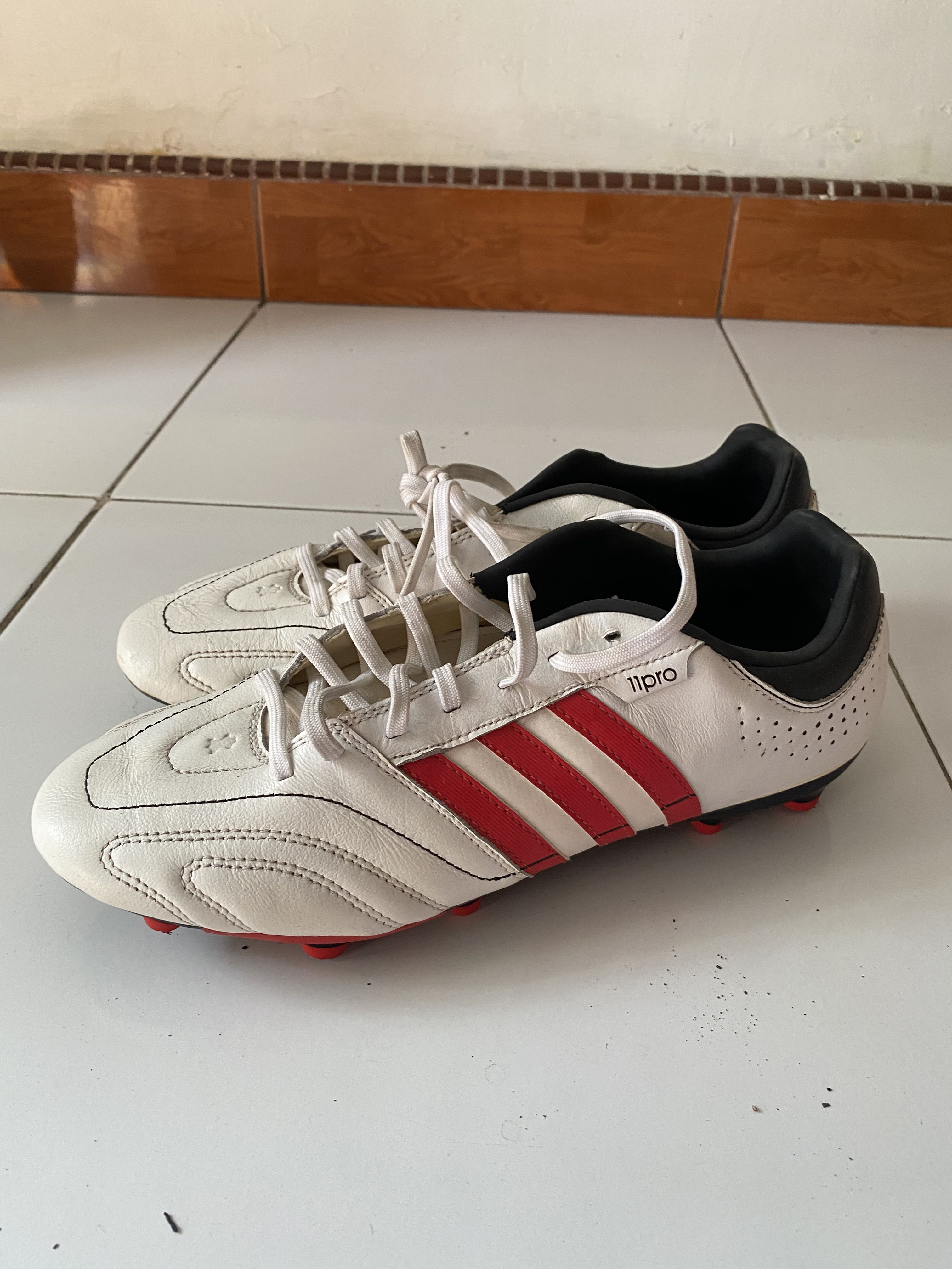 Harga sepatu adidas 11 pro online