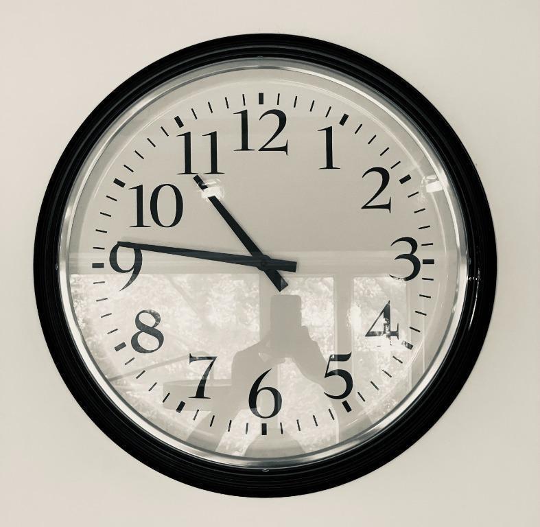 Ikea Bravur Large Wall Clock, 傢俬＆家居, 家居裝飾, 牆上裝飾 Carousell