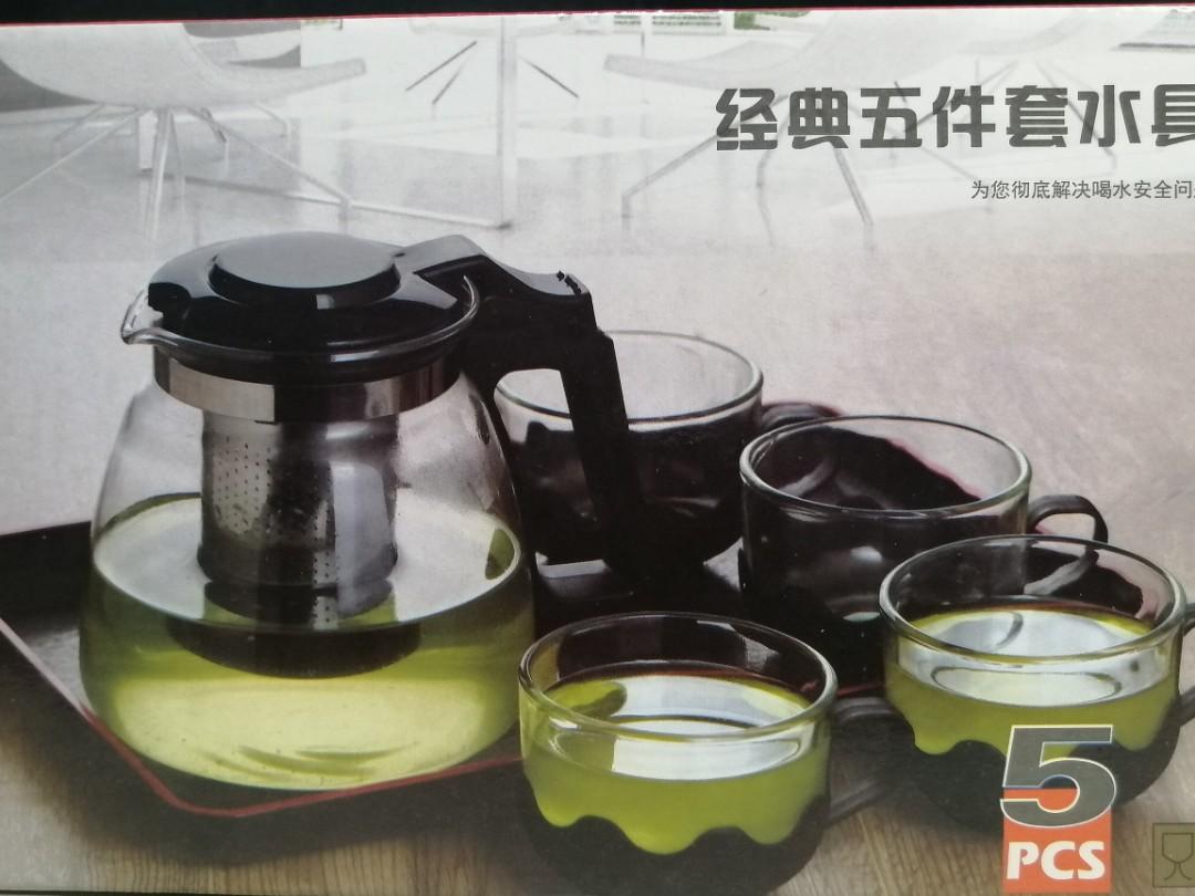 Teapot Set (Category: Kettles & Airpots) located in Marikina City. Submitted by v3_m3v (Listing ID 1101885689, Image 1). Description: 5pc Teapot Set 700ml Teapot with strainer 4pc tea cup.