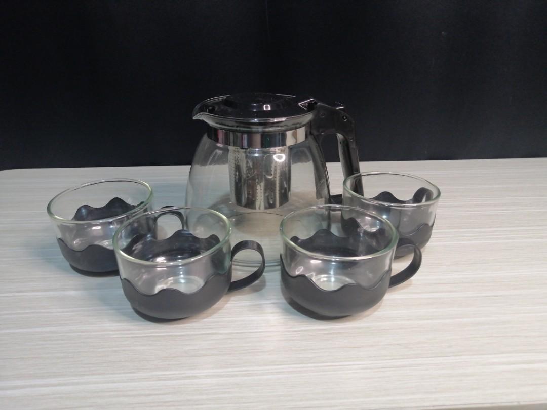 Teapot Set (Category: Kettles & Airpots) located in Marikina City. Submitted by v3_m3v (Listing ID 1101885689, Image 3). Description: 5pc Teapot Set 700ml Teapot with strainer 4pc tea cup.