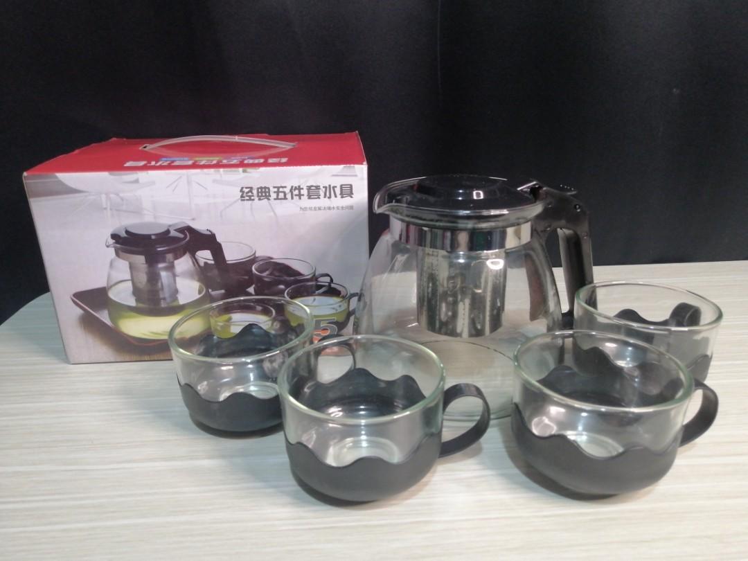 Teapot Set (Category: Kettles & Airpots) located in Marikina City. Submitted by v3_m3v (Listing ID 1101885689, Image 2). Description: 5pc Teapot Set 700ml Teapot with strainer 4pc tea cup.