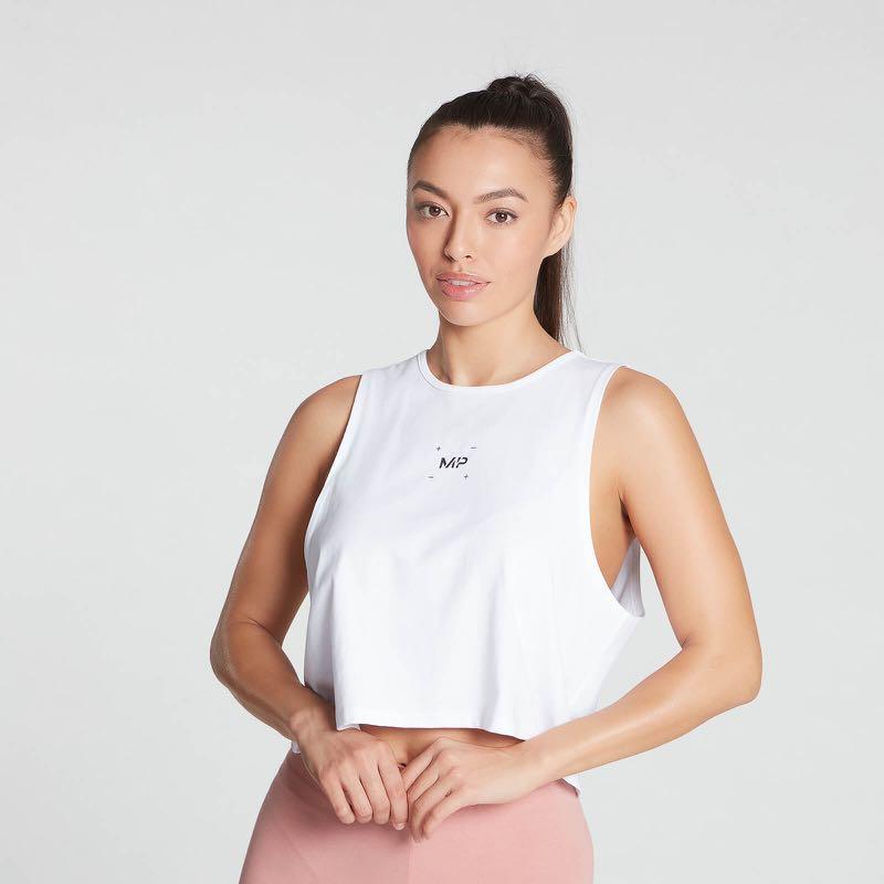 BNWT Myprotein Seamless Long Sleeve Crop Top Built in bra, Women's Fashion,  Activewear on Carousell