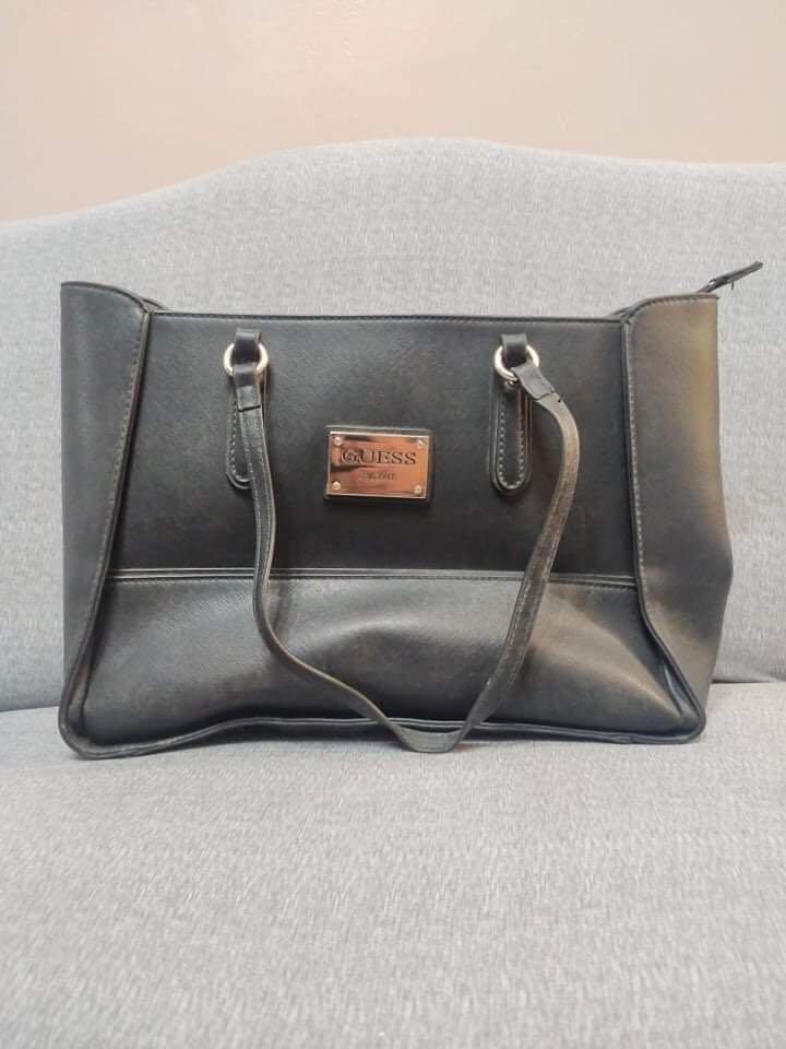 Guess Hard Leather Bag (Category: Shoulder Bags) located in Caloocan City. Submitted by skeeeeeeeeeks (Listing ID 1102228680, Image 1). Description: Brand: Guess (authentic) •Still in good condition •Just need some cleaning Qc / Malabon Loc.