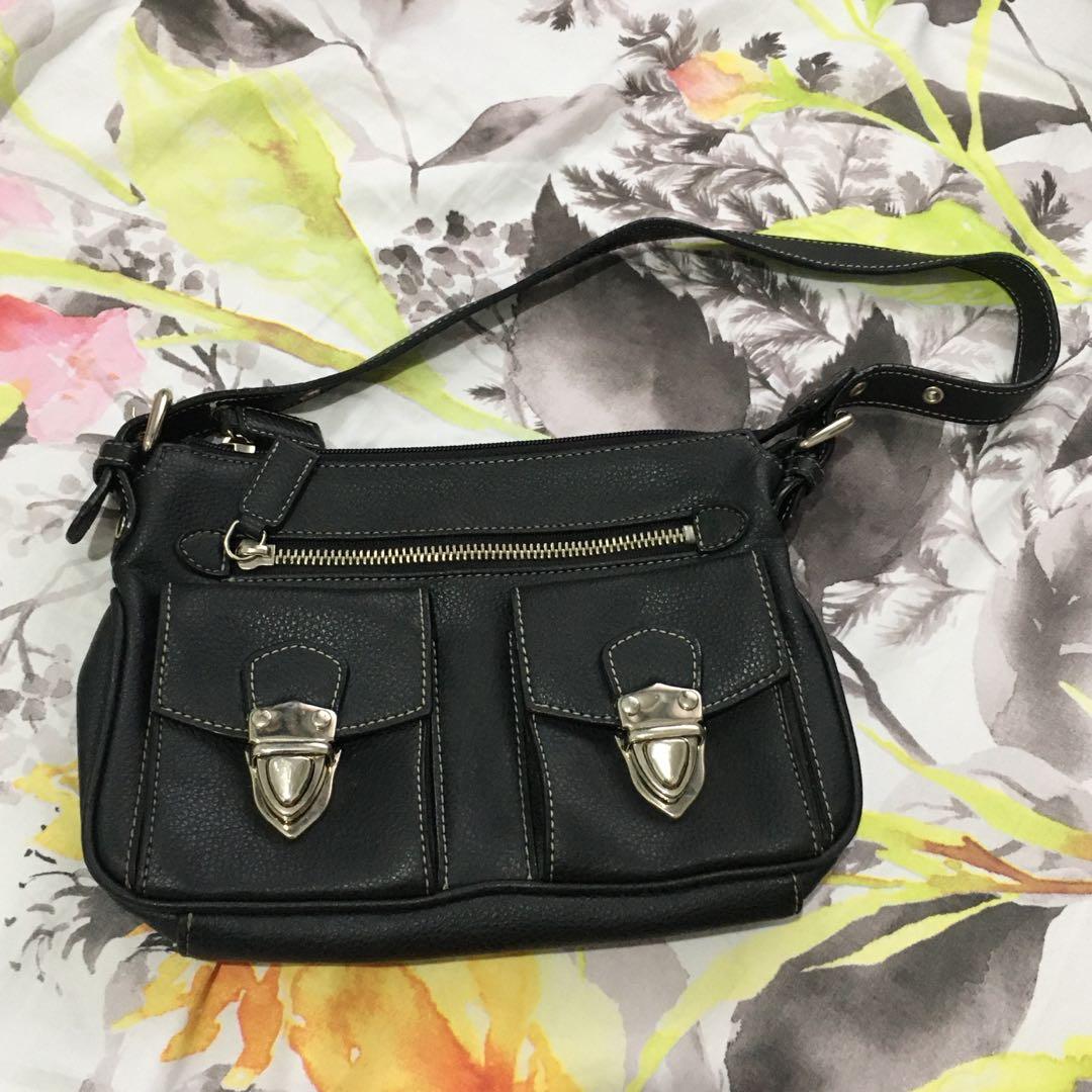 FREE SHIP! Marc Jacobs Shoulder Bag (Category: Luxury Bags & Wallets) located in Marikina City. Submitted by msyfinds (Listing ID 1102162391, Image 3). Description: .