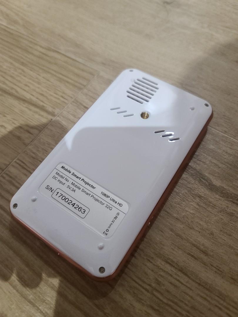 Mini Projecter （分類：其他家庭電器）位於 Hong Kong。 由 ratio638 提交（商品編號 1102224657，圖片 2）。簡介： Mobile Smart Projector 1080P Ultra HD。