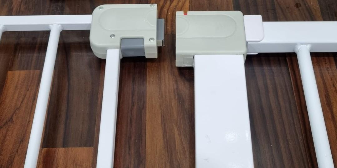 safety first u pressure fit auto close gate, Babies & Kids, Baby