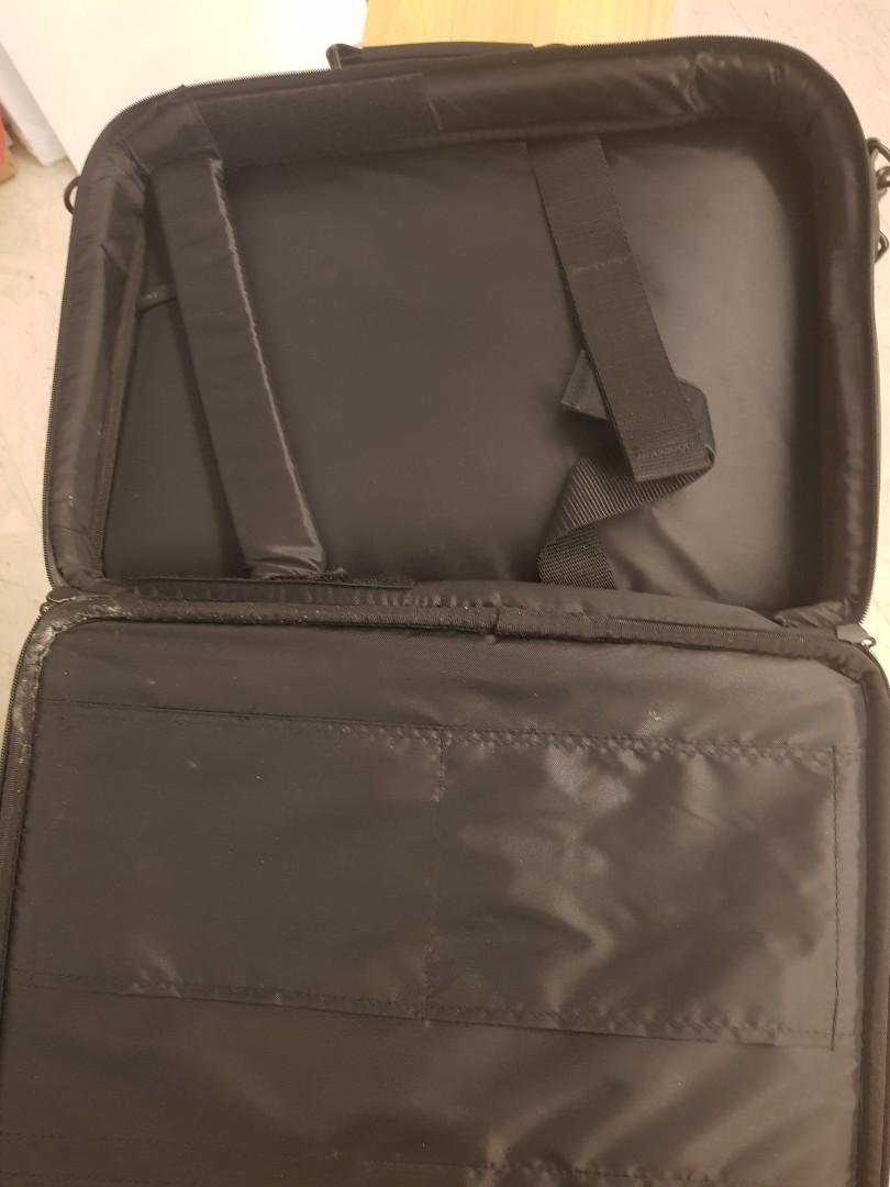 Very good IBM computer bag (Category: Laptop Bags & Sleeves) located in Singapore. Submitted by nobtiba (Listing ID 1102199899, Image 3). Description: Very good IBM computer bag never used before. Size LxWxH = 43 cm x 32 cm x 8 cm.