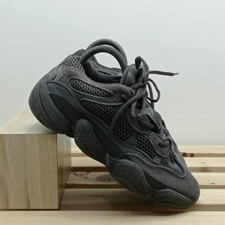 Adidas Yeezy  Utility Black F sepatu sneakers merk adidas warna  hitam size ,5