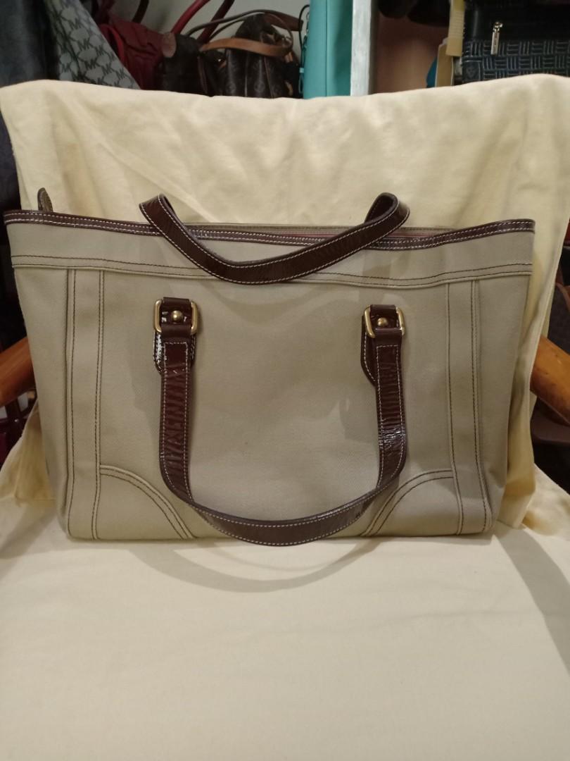 Burberry bag for sale (Category: Luxury Bags & Wallets) located in Quezon City. Submitted by quickrabbit_7700bb (Listing ID 1102449248, Image 1). Description: Original burberry bag tote bag preloved accept cash or credit cards 4K pls call: 09178296847.
