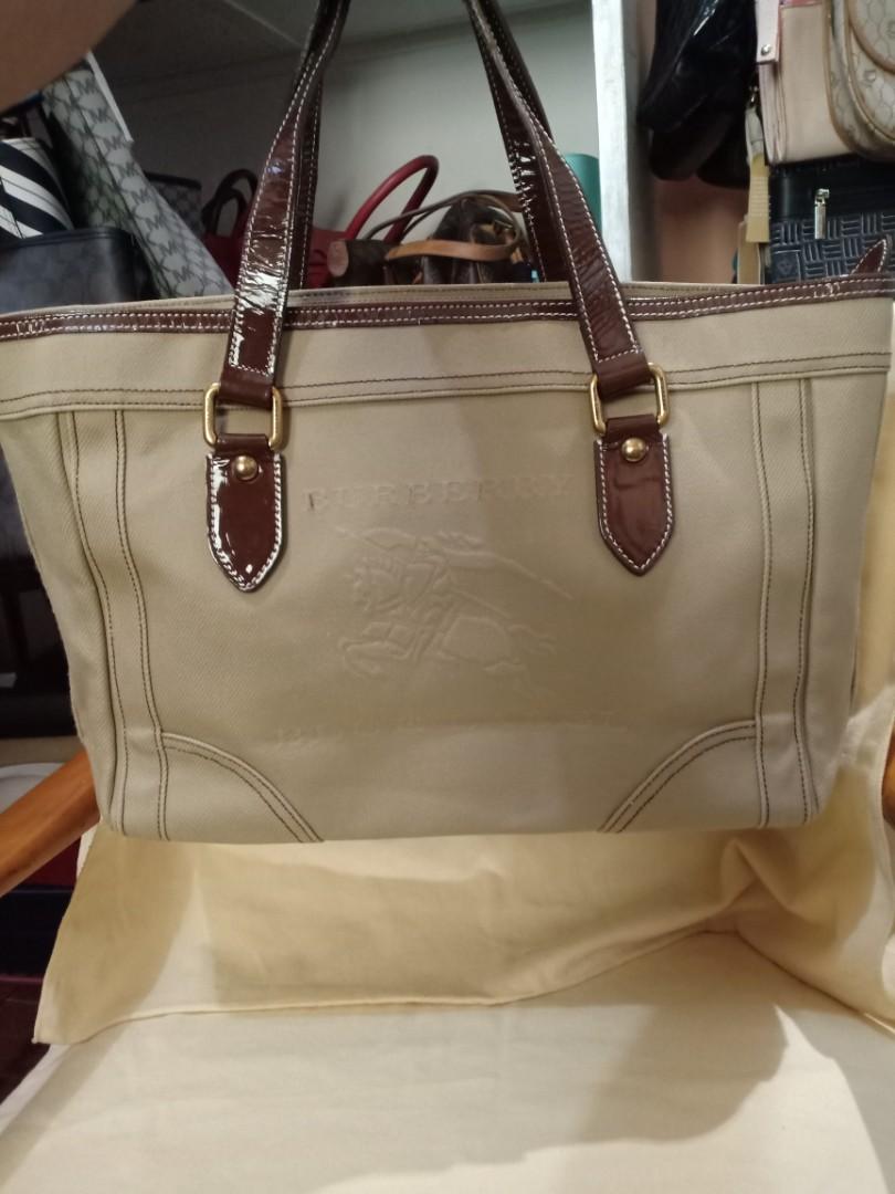 Burberry bag for sale (Category: Luxury Bags & Wallets) located in Quezon City. Submitted by quickrabbit_7700bb (Listing ID 1102449248, Image 3). Description: Original burberry bag tote bag preloved accept cash or credit cards 4K pls call: 09178296847.