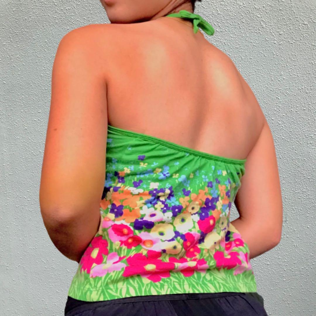 floral halter top (Category: Sleeveless) located in Singapore. Submitted by shopheehee (Listing ID 1102332783, Image 2). Description: THRIFTED this top is so fricking cute but i can just barely fit into it >.< so i hope to give it to somebody who can wear it without worrying that their gonna hulk out of it :0 still, there is an elasticised ruching at the back to allow for sizes between petite to small, as well as to keep the top structurally inta