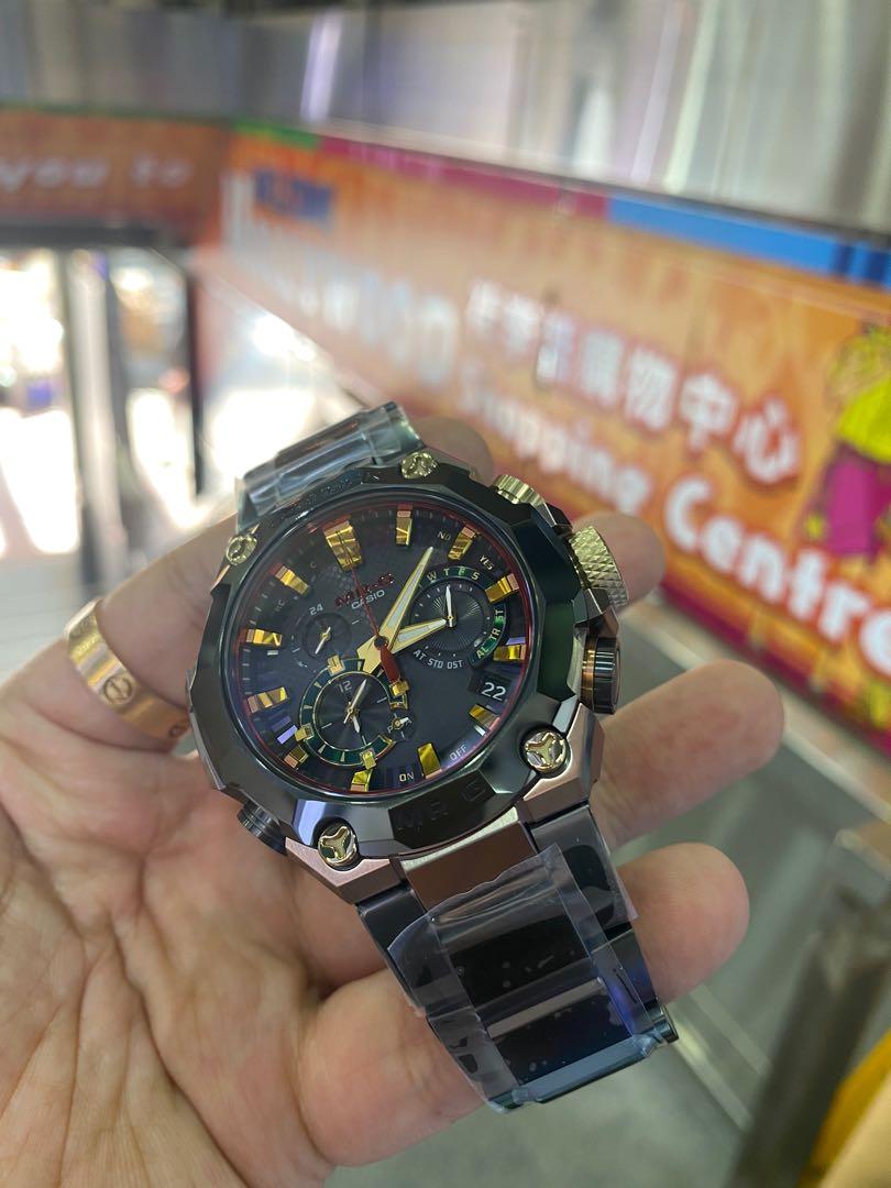 G-Shock MRG-B2000BS-3A 華婆娑羅 （分類：手錶）位於 Hong Kong。 由 hollywood_timepiece 提交（商品編號 1097016511，圖片 1）。簡介： 此款全新限量版型號紀念頂級款式 G-SHOCK MR-G 問世 25 週年（2021 年）。其概念主題為「華婆娑羅」，該詞根源為「婆娑羅」，即梵文中的鑽石之意。其意象為打破陳規，採納時尚又迷人的服裝和舉止。 在日本的戰國時代，特立獨行的將軍又稱為「婆娑羅武將」，偏好具獨創藝術設計的盔甲，甚至在戰場上亦然。MR-G 概念結合獨特的美學意識與盔甲的堅韌。「華婆娑羅」中的「華」，即華麗或耀目之意，其概念體現於錶款的優雅錶圈。錶圈經寶石切割大師小松一仁潤飾；他開創了一種極為複雜的原創鏡面金屬切割手法。他亦是「華真珠」琢面珍珠的創造者。 錶殼、錶帶和錶背覆有傳統的鐵色（黑鋼）類鑽碳 (DLC) 塗層，形成錶款的主要色調。鐵色為深邃的藍綠色，是盔甲和刀劍在鍛造時經加熱形成的色調。錶殼用上棕色離子鍍 (I