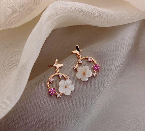 Rose gold earrings of gathering online