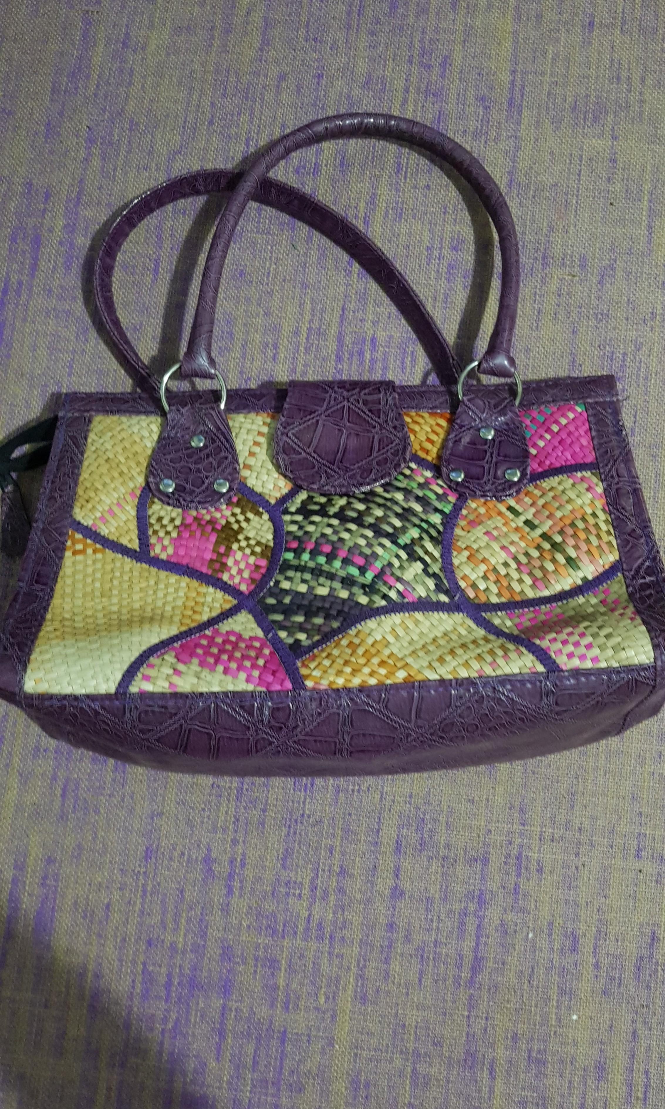 Local Handbag (Woven Banig) (Category: Purses & Pouches) located in Antipolo. Submitted by cluttercleanup (Listing ID 1102376637, Image 2). Description: Never used handbag. fine workmanship. :).