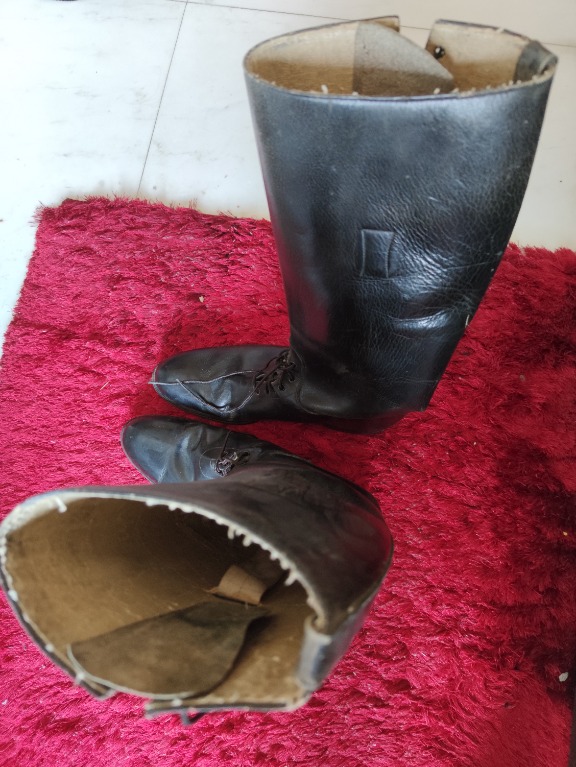 Police motorcycle deals boots with zipper