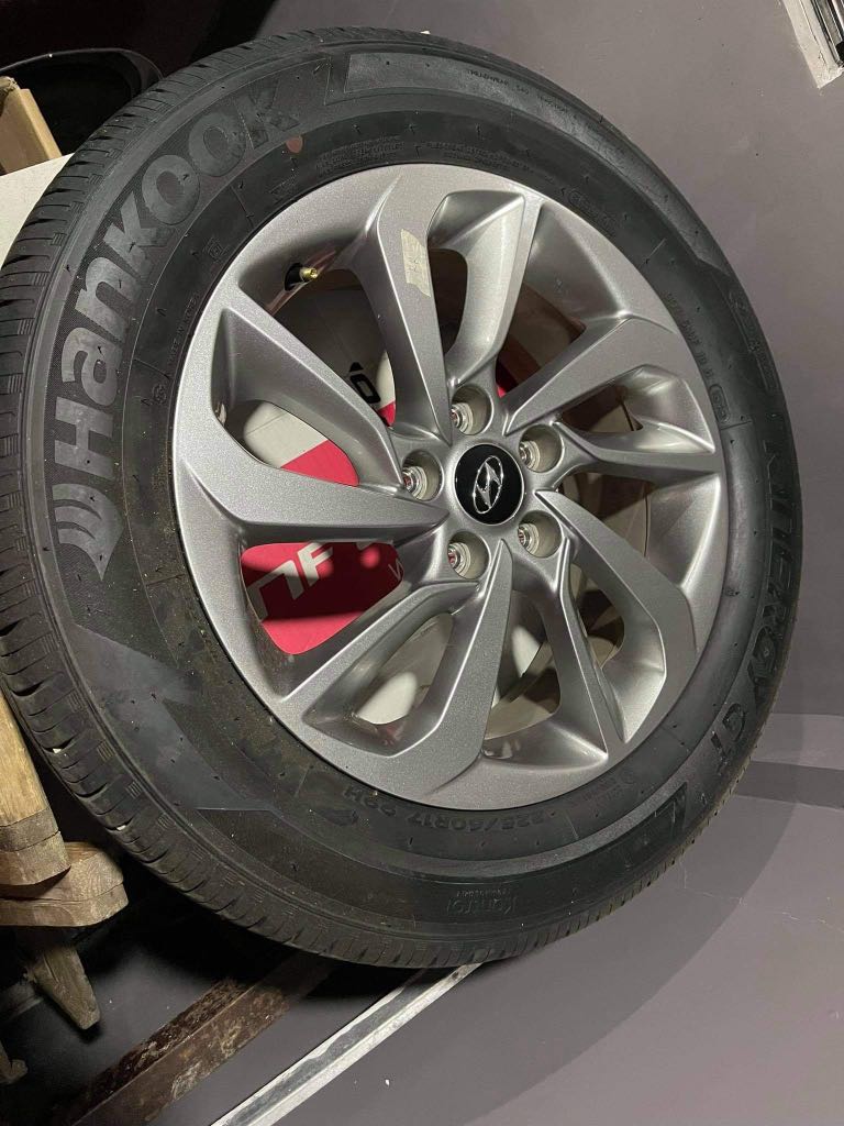 17" Hyundai Tucson stock mags 5holes with Hankook tires 225/60R1799H