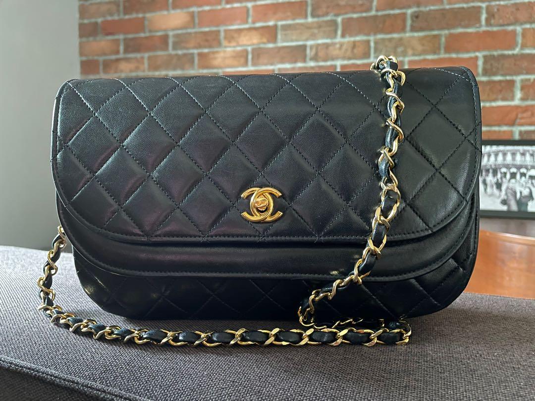 Chanel vintage half moon handbag in black quilted leather, Gold hardware