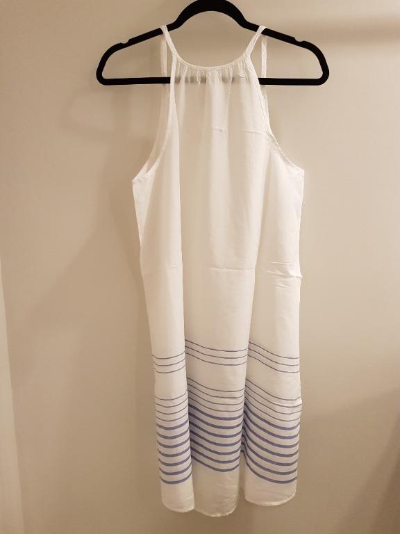 Gap Cotton Razorback Top with Bottom Stripe Detail (Category: Sleeveless) located in Makati City. Submitted by l.o.cin (Listing ID 1102640739, Image 2). Description: Hello there! Thank you for dropping by my shop! All my preloved items are hand-washed with Ariel detergent, so they’re clean and ready to use when you receive them. Here’s some general information on this listing: Description: Super comfy and breathable! Perfect for the beach or when