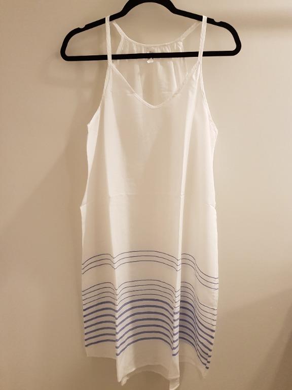 Gap Cotton Razorback Top with Bottom Stripe Detail (Category: Sleeveless) located in Makati City. Submitted by l.o.cin (Listing ID 1102640739, Image 1). Description: Hello there! Thank you for dropping by my shop! All my preloved items are hand-washed with Ariel detergent, so they’re clean and ready to use when you receive them. Here’s some general information on this listing: Description: Super comfy and breathable! Perfect for the beach or when