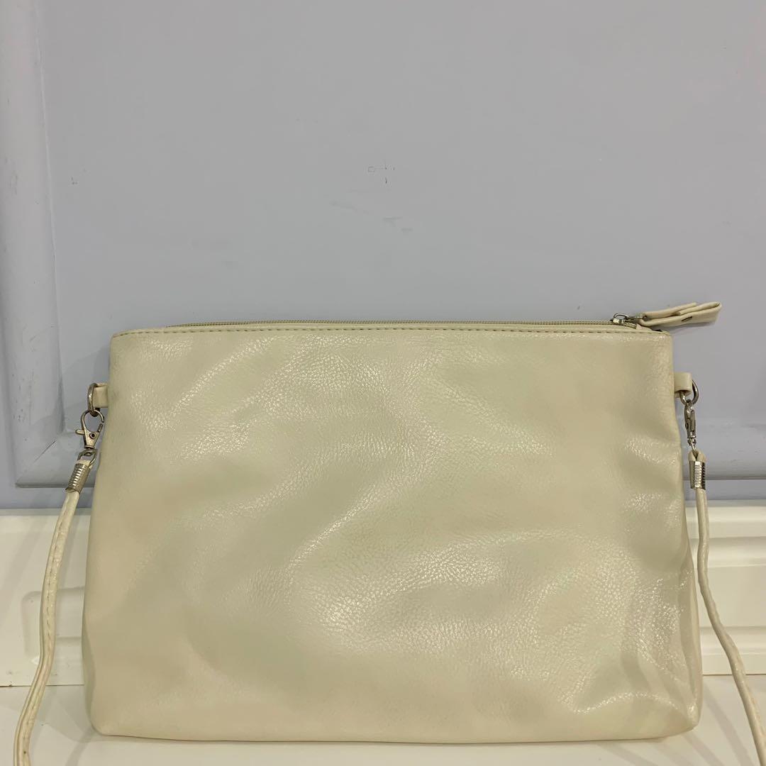 KINDLY KITSCH & XOXO米白字母手拿包 斜背包 肩背包 側背包, 她的時尚, 包包與錢包, 長銀包在旋轉拍賣