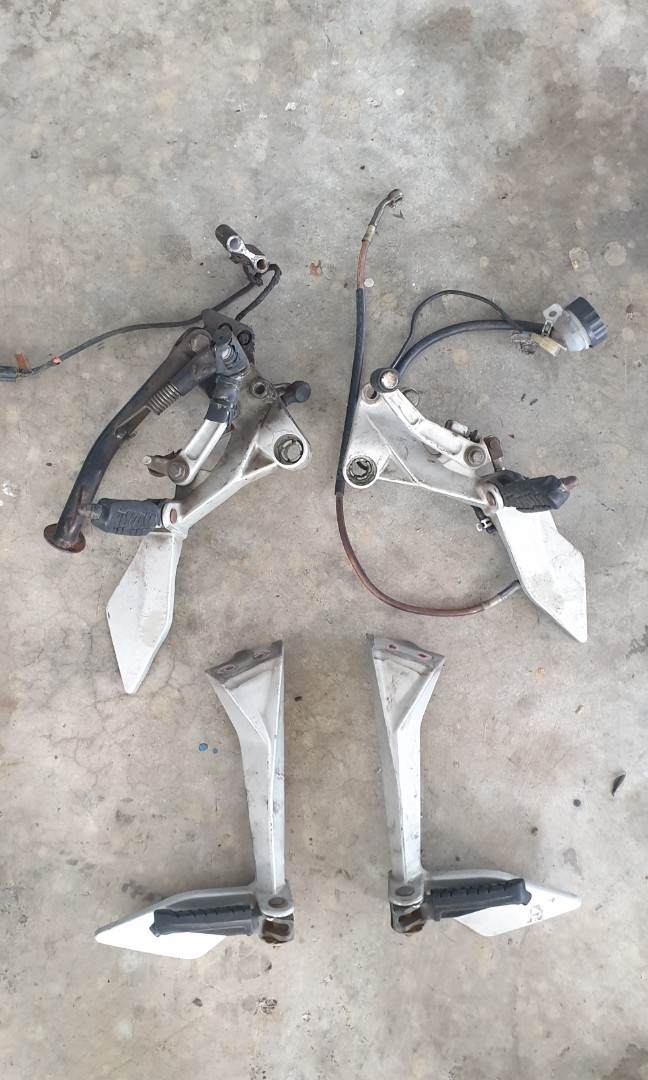 KTM DUKE 200 FOOTREST, Motorcycles, Motorcycle Accessories on Carousell