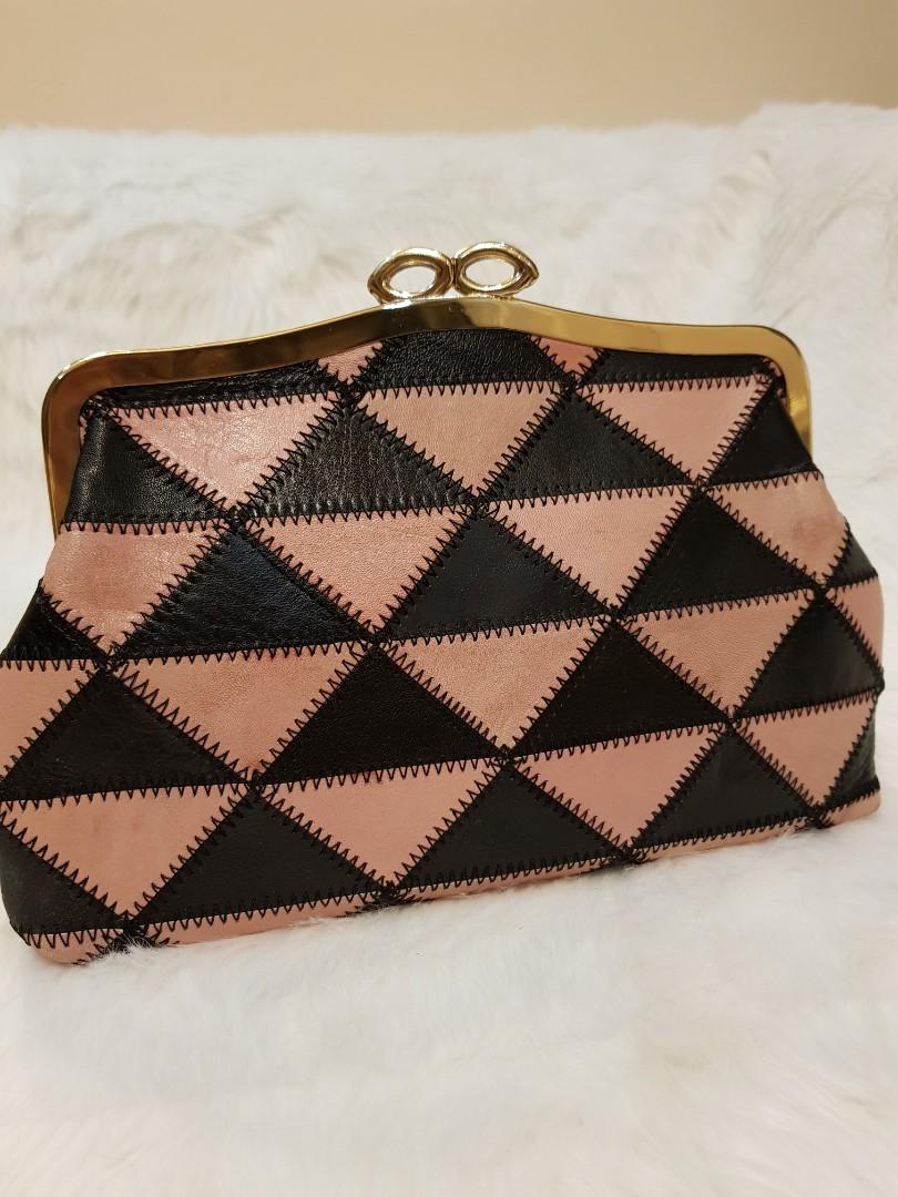 Leather handbag (Category: Wallets & Card holders) located in Manila. Submitted by geecollection01 (Listing ID 1102636944, Image 2). Description: Genuine leather Hand bag Twist lock.