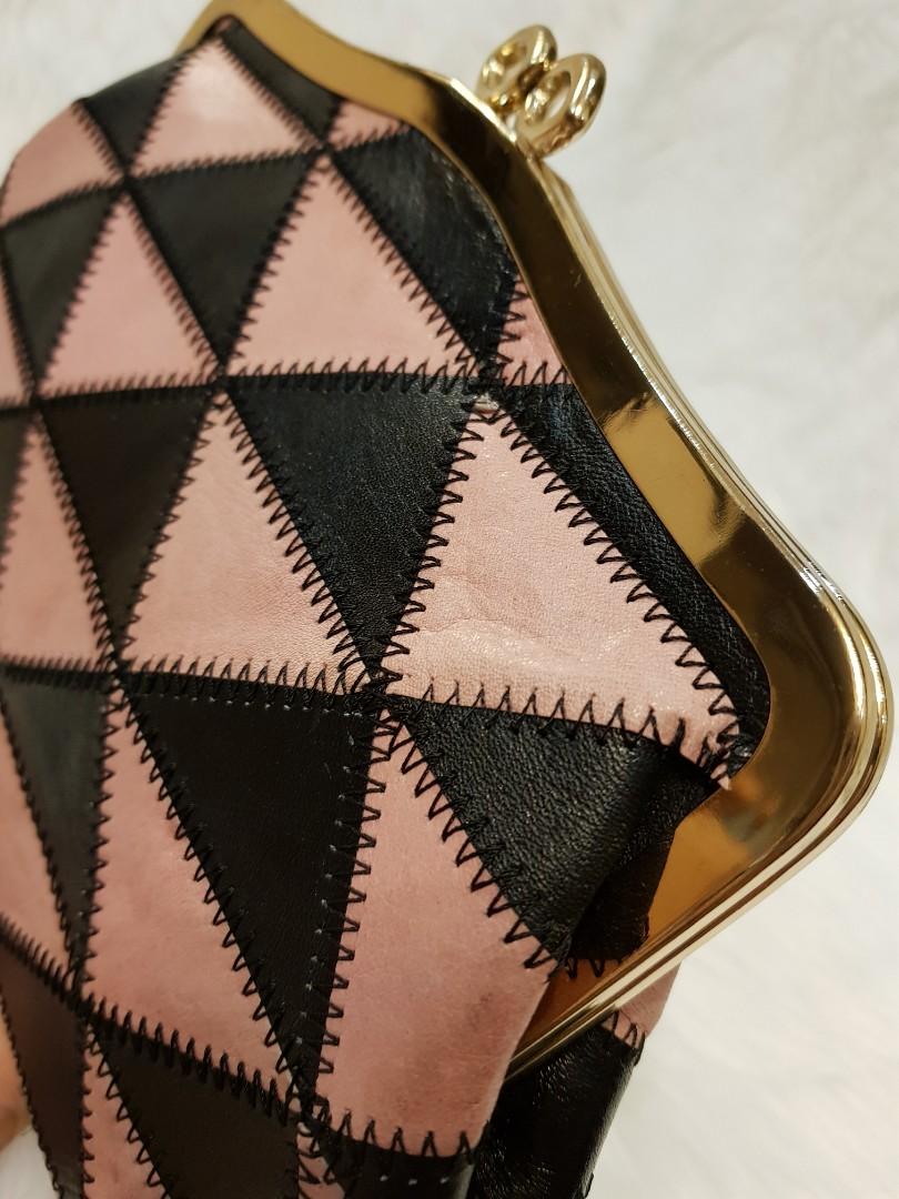 Leather handbag (Category: Wallets & Card holders) located in Manila. Submitted by geecollection01 (Listing ID 1102636944, Image 3). Description: Genuine leather Hand bag Twist lock.