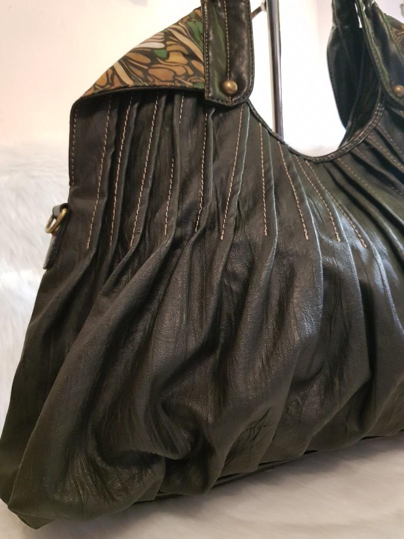 Black Large Bag (Category: Tote Bags) located in Manila. Submitted by geecollection01 (Listing ID 1102817670, Image 3). Description: Preloved Bag Used but not abused.
