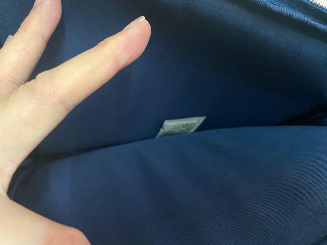 iPad mini pouch (Category: Purses & Pouches) located in Kuala Lumpur. Submitted by lsj92 (Listing ID 1102706195, Image 3). Description: Come with dust bag Good quality .