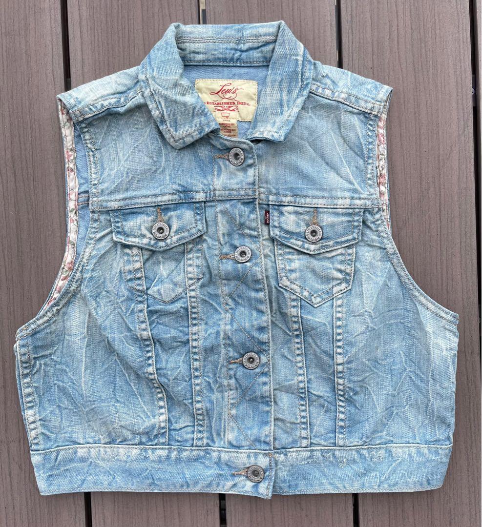 Levi's Sleeveless Denim Jacket / 100% Authentic, Women's Fashion, Coats,  Jackets and Outerwear on Carousell