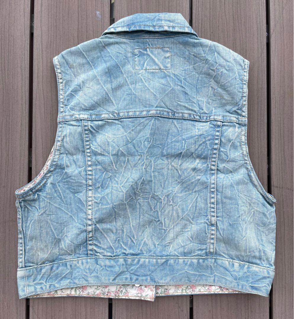 Levi's Sleeveless Denim Jacket / 100% Authentic, Women's Fashion, Coats,  Jackets and Outerwear on Carousell